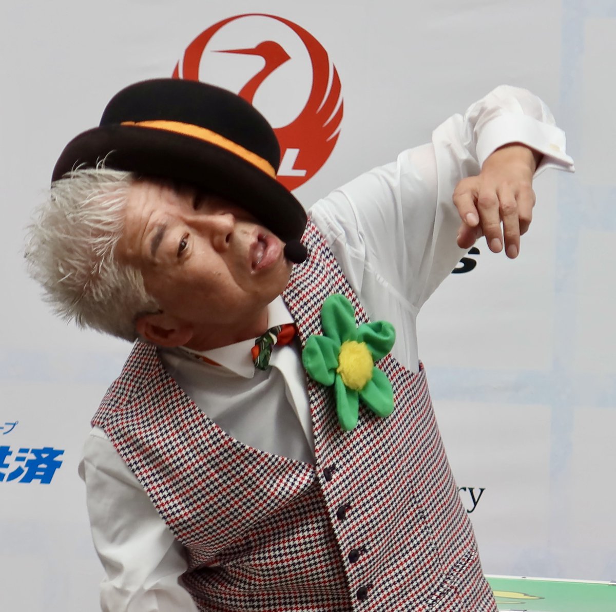 kurogomalibrary's tweet photo. 高知大道芸フェス2026。

2日目、開催中です!

本格的な雨で、雨進行です。

屋根下ポイントが多いこともあり、雨を感じさせません。(ムシ)暑いです!

朝一番の「お肉どっぷりフェスタ」会場から開始。昨日の詰め込みの反省を活かし今日はゆったり目です。

#大道芸
#高知大道芸フェス
#高知大道芸フェス2026