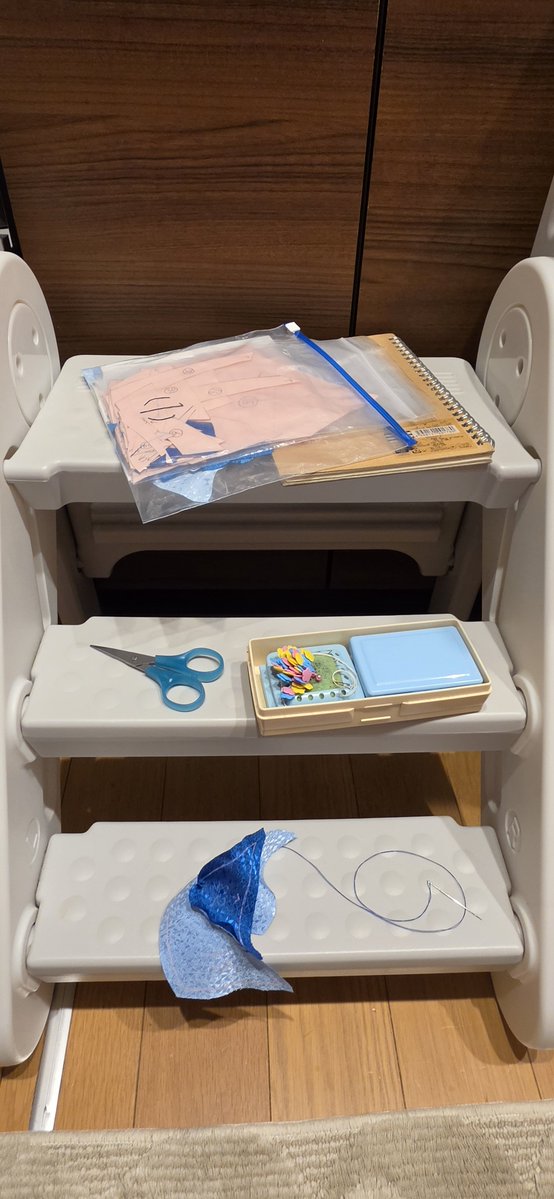 kinotoshiku's tweet photo. 娘ちゃんが体調崩してリビングで寝ているので、少しでも作業進めようかと。でも他の部屋に行くことはできないのでリビング隣のキッチンで踏み台で作業してるー。こーゆうとき折り畳みの机欲しくなるな💦
とりあえずミシンは使えない(音が気になる)から手縫いの作業進めるー!! https://t.co/DZLV7DksoR