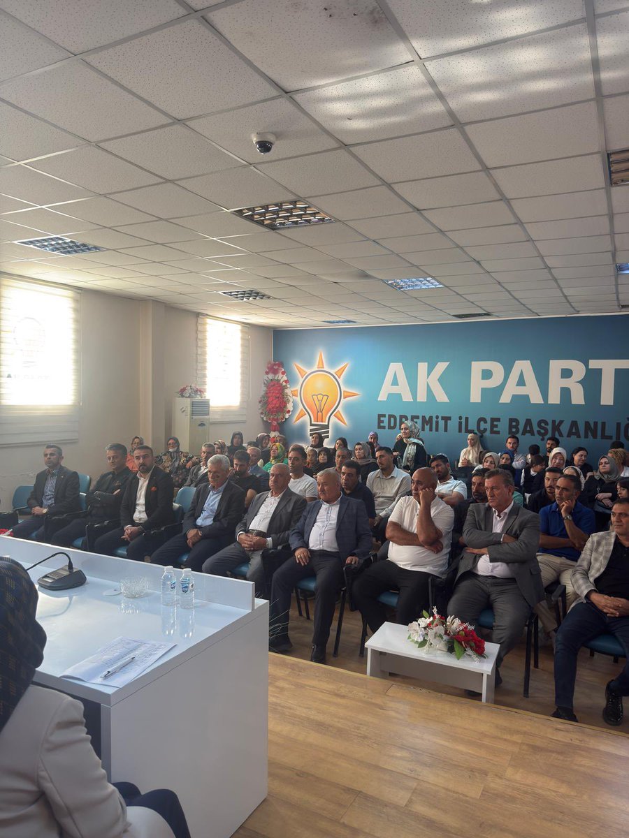abkiymaz's tweet photo. 📍Van | AK Parti Edremit İlçe Başkanlığı 🇹🇷

#TürkiyeYüzyılıBuluşmaları kapsamında Edremit İlçe Başkanlığımızı ziyaret ettik.

İlçe Başkanımız @OndilKenan ve üç kademe teşkilat mensuplarımızla bir araya gelerek istişarelerde bulunduk.

Birlik ve beraberlik içinde, Türkiye Yüzyılı hedeflerimiz için çalışmalarımızı sürdürüyoruz.

#TürkiyeYüzyılıBuluşmaları