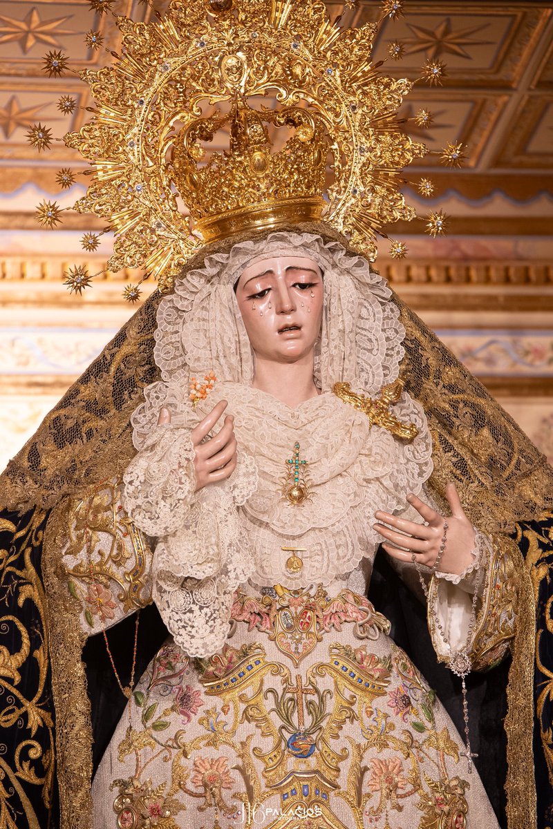 JuancriJurado's tweet photo. Hija de la alfarería
y Madre de capitanes
Pan de Amor entre los panes
del amor de cada dia.
Rosa de Dolor, tenía
contigo un verso pendiente.
Lo traigo, Estrella, caliente
en el amor de la tinta
es para Ti, por distinta,
por trianera y por valiente.

AG Barbeito

#estrelladetriana https://t.co/ZPEjTdl8Iq