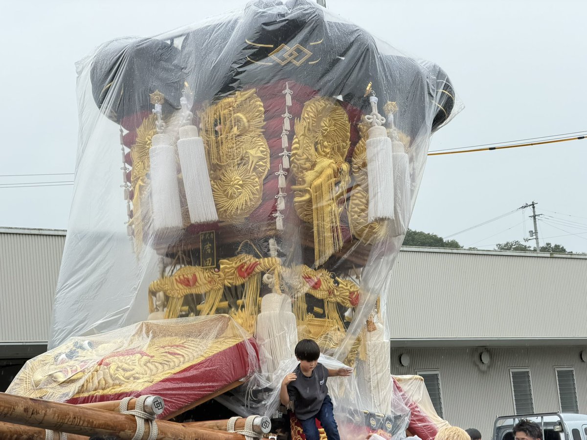 keisui322's tweet photo. 鉾八幡宮小祭りに吉田太鼓台見に行った後で伊勢音頭フェスティバルに来ました！雨の中ですが、最後まで元気に頑張ってください。 https://t.co/ZKaK0K7i9m