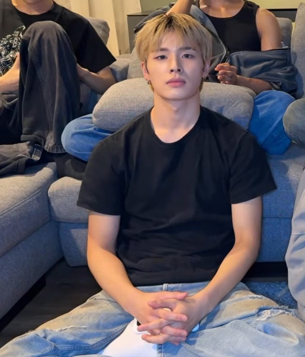 dowooncheeks's tweet photo. Ele apenas quieto existindo e mesmo assim sendo o homem mais lindo e perfeito desse mundo... Inoue Haru THE MAN THAT U ARE https://t.co/4Cx8uDYO1g