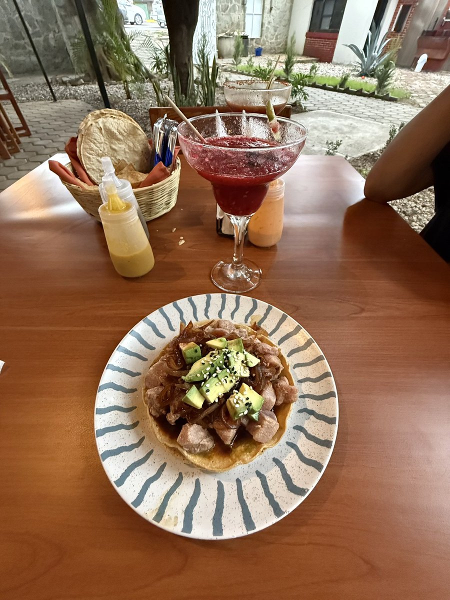 karla_lucass's tweet photo. Que mi mami y la tostada de atún de los aguachiles siempre sean eternas, amén. https://t.co/naix6uvcrj
