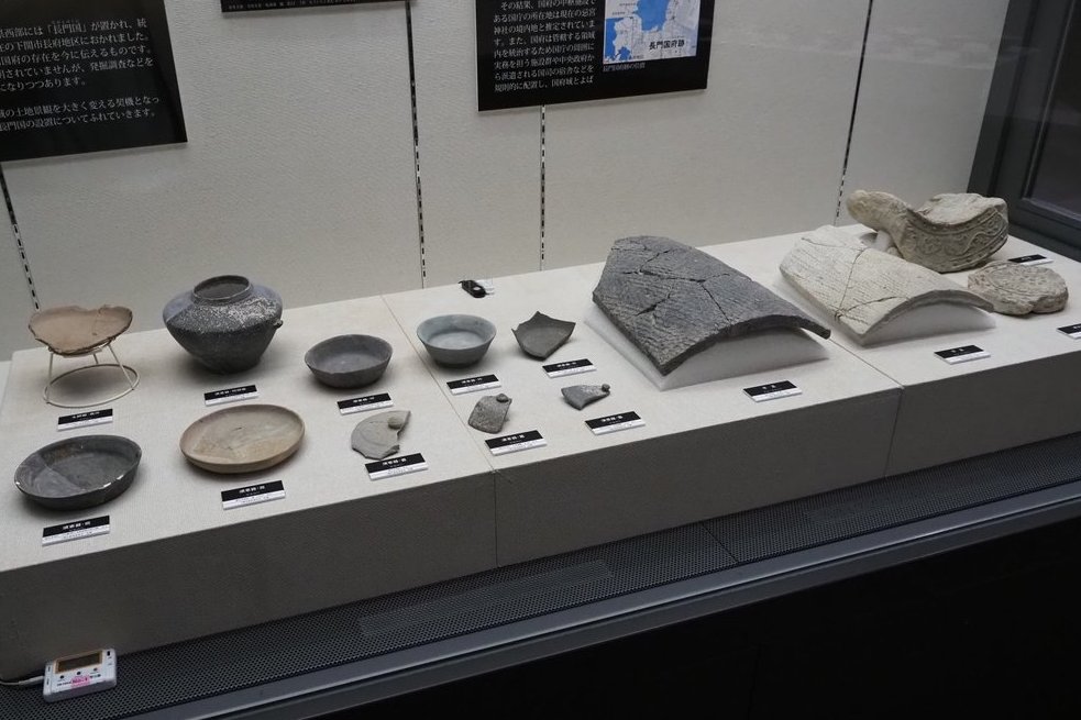 shimokouko's tweet photo. 企画展 綾羅木川流域の地域開発史 ～11/29

長門国府跡

下関市長府の地名のルーツであり、下関市域に律令制が敷かれたことを示す遺跡です

展示品は長門国府が機能していた時代の資料です

なお、長府は律令制の崩壊後も周辺一帯の政治経済の中心地でありつづけました

＃奈良 #平安 ＃考古 #博物館 https://t.co/F2LjhOojTt