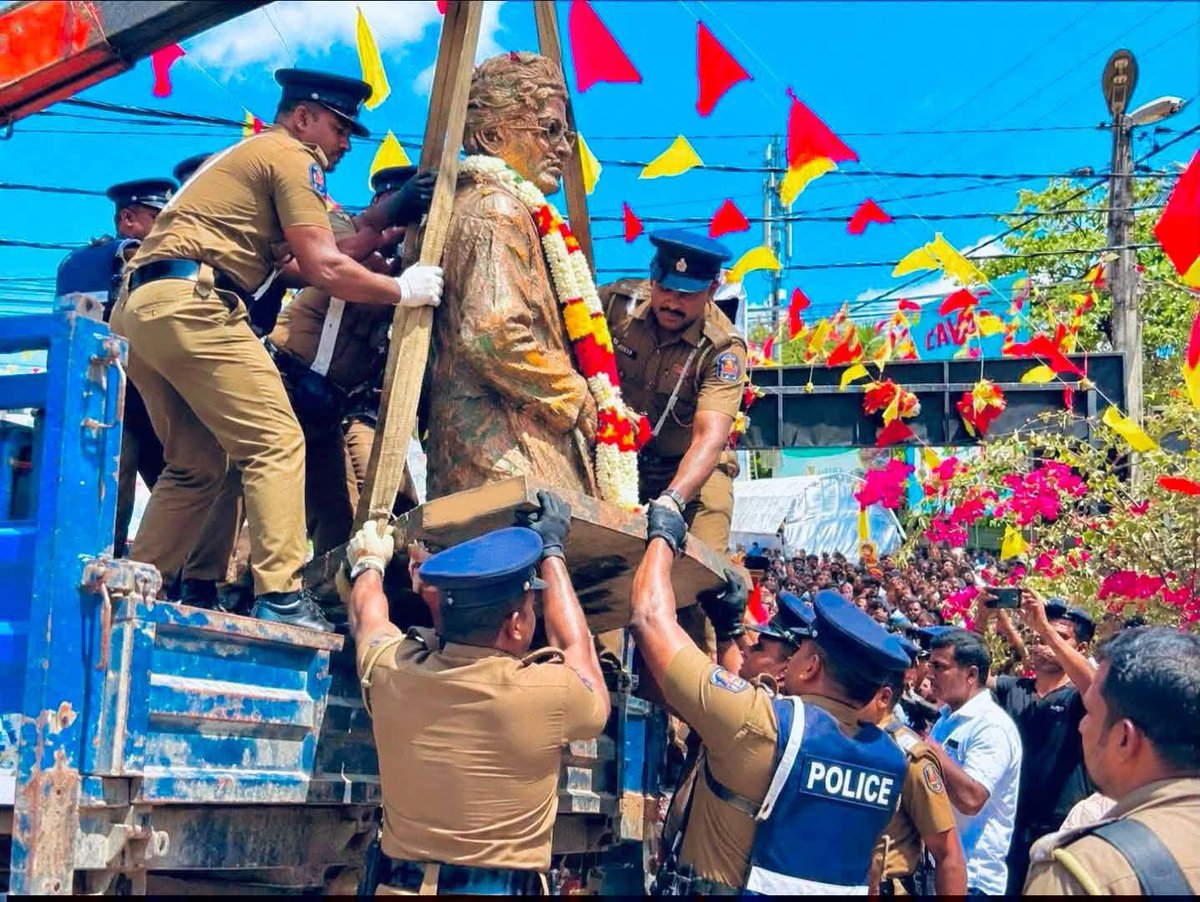 nanthan_ananth's tweet photo. அடுத்த தலைமுறை அறிந்து கொள்ளட்டும்…

30 ஆண்டுகால யுத்தம் முடிந்து இத்தனை ஆண்டுகள் கடந்தும், இனவாத சிந்தனைகளும் பாகுபாடுகளும் இன்னும் தொடர்கின்றன என்றால், அந்த காலத்தில் எவ்வளவு கொடுமைகள் நடந்திருக்கும் என்பதை சிந்தித்துப் பாருங்கள்…

எத்தனை குடும்பங்கள் தங்கள் உறவுகளை இழந்தன?
தமிழ் மக்களுக்கு இழைக்கப்பட்டதாக கூறப்படும் அநீதிகள் என்ன?
அந்த காலத்தில் மக்கள் அனுபவித்த வலியும் இழப்புகளும் என்ன?
அவர்கள் எதற்காக இவ்வளவு தியாகங்களை எமக்காக செய்தார்கள்?

இவை அனைத்தையும் மறந்துவிடாமல், வரலாற்றை அதன் முழுமையோடு அடுத்த தலைமுறை அறிந்து கொள்ள வேண்டும்.