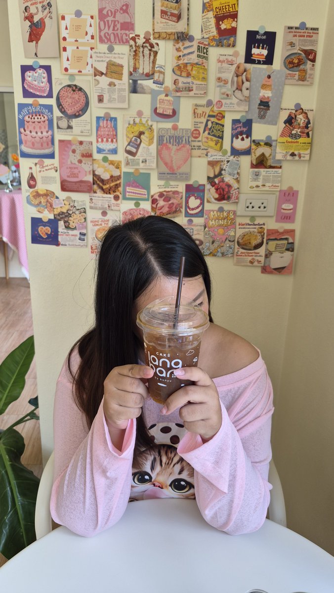 PhngsKa87926's tweet photo. เบื่อมัทฉะ อยากโดนมัดมือ (ไขว้หลัง งี้ป่ะ)🍵
#เค้กหลังบ้าน by คุณยุ #คาเฟ่แม่สรวย 
#คู่แท้ #คู่เชียงราย #คู่กลางวัน https://t.co/owwOjR2wK7