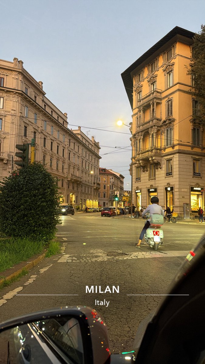 Su502_'s tweet photo. بدأ طيفك يراود ليلتي بين السفر والحلّ
ترى ماشد عيني في هواك الا مسافاته

Un saluto da Milano 🇮🇹❤️ https://t.co/OZFiXMskRa
