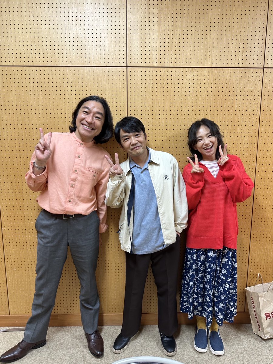 OSAKA765's tweet photo. #fmcocolo765 から 生放送中！
💥Got You OSAKA💥

トータスさんも 荒川先生役 で 出演する
12月18日 公開の
映画『#人生を変えたコント』🎬

主人公：イシカワの オカン役の永作博美さんと
オトン役の中川剛さんとの3ショット📸

@jinsei_conte #人生コント🏫 https://t.co/bPFgawfV6r