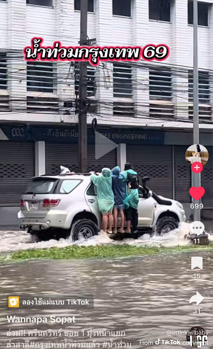 YouKnowMeAta's tweet photo. นี่เค้าเรียกว่าติดรถไปด้วยจริง คนไทยไม่เคยทิ้งกัน แต่ต้องเกาะให้แน่นๆ หน่อยนะ 😁 https://t.co/vGW2WIqF6q