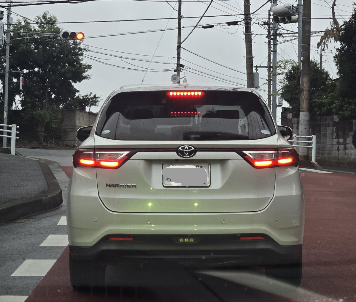 jzx100GGH20's tweet photo. 同世代のクラウンとかアルヴェルはまだ山ほど走ってますが60ハリアーだけはなんか激減してません？うちの地域だけかな？見るのはみんな80ハリアー。
60は内装めっちゃ好き。当時レクサスくらいステッチたくさん入っててエアコンダイヤルも光るし衝撃受けた。ステアリングヒーターがないのだけ惜しい https://t.co/mj0WhoKtqF