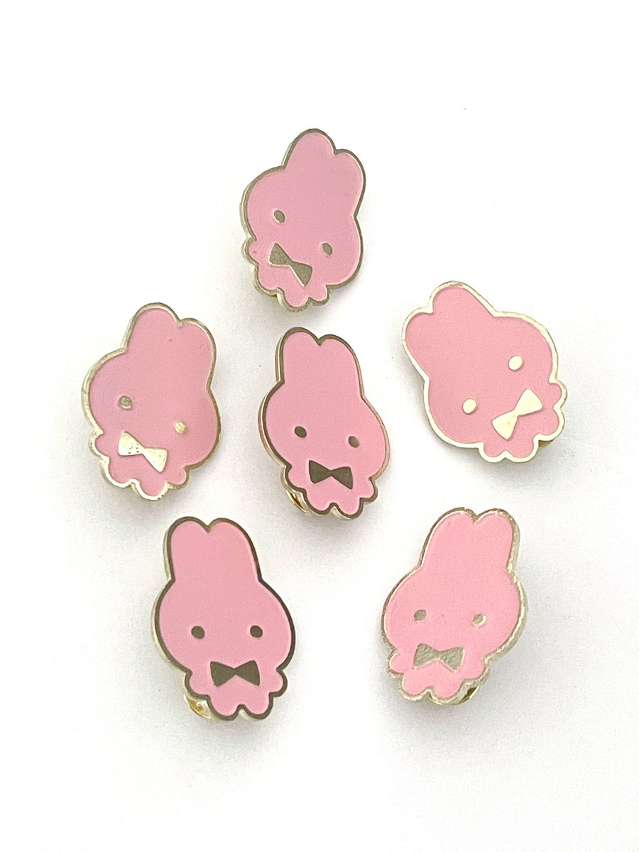 tiredyukii_'s tweet photo. Braun enamel pins arrived!!

They r so cute in person!! each pin is around ~4cm 👀 
ty all for the support 4 the good friend pin 🥺🤍 more pin designs next event… https://t.co/AqxdQcsN5r