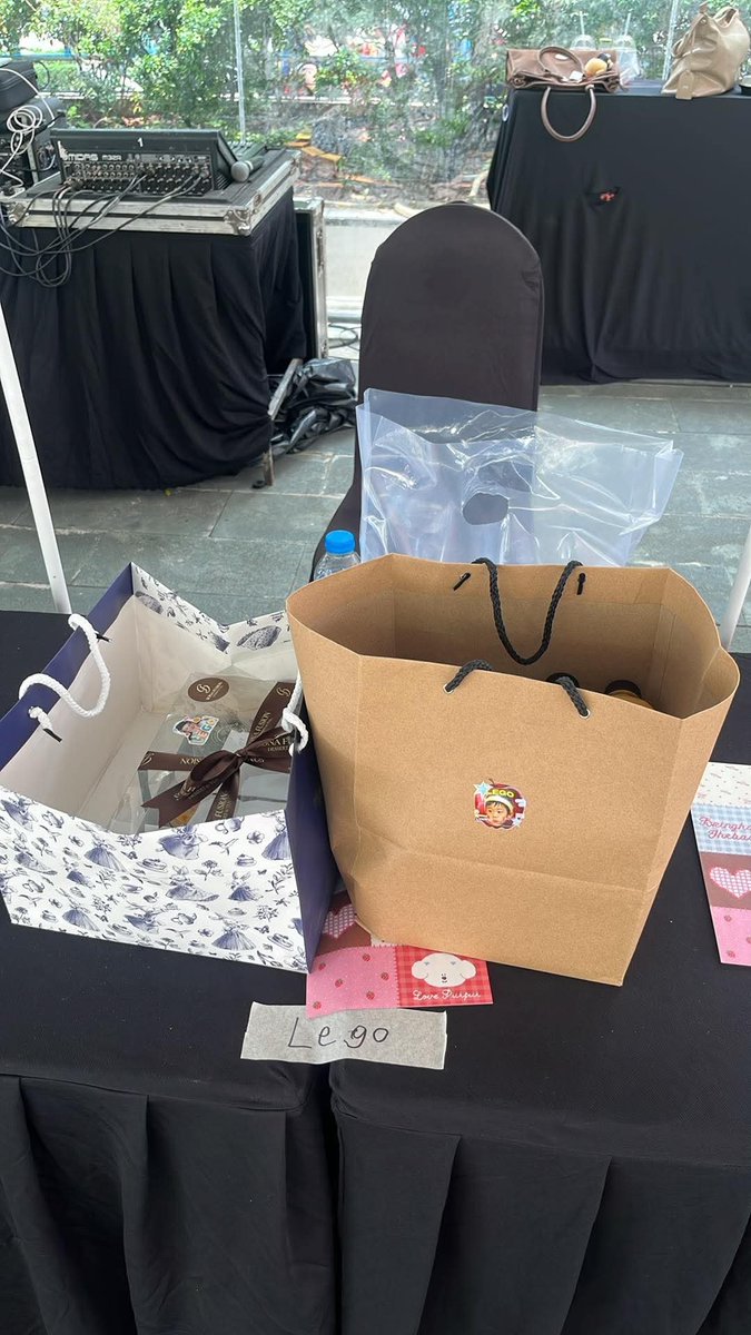 LegoOfficialVN's tweet photo. [FOOD SUPPORT FOR LEGO - LYKN DUSK AND DAWN CONCERT IN HO CHI MINH CITY🇻🇳] 

Chuyên mục không thể thiếu - chăm em mèo 🐱
#Lego_Rapeepong https://t.co/wgPjPEymWo