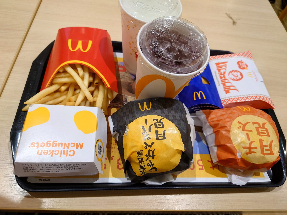 ray180sx's tweet photo. 毎年マックの月見バーガーは食べてると思うけど、今年は千早が歌ったから特に感謝していただきました
いつかライブの協賛でコールする日も夢じゃないかも？ https://t.co/67inmeQvCi