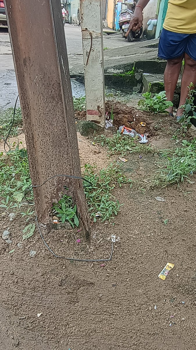 PankajDKL's tweet photo. @dhenkanalm_hud w no13, କୁମ୍ଭାରସାହି, ଶାଳ ଛକ, ପୁରୁଣା ଖୁଣ୍ଟି ଖୁବ ଖରାପ ଅବସ୍ଥାରେ, ନୂଆ କଂକ୍ରିଟ ଖୁଣ୍ଟ ପୋତା ହୋଇଛି ମାତ୍ର କଂକ୍ରିଟ ଯାମ୍ ହୋଇନାହିଁ। ଗତ ମାର୍ଚ୍ଚ ମାସରୁ ଏମିତି ଅଧା କାମ କରି କଣ୍��୍ରାକ୍ଟର ଚନ୍ଦ୍ରକାନ୍ତ ପଳେଇଛନ୍ତି। କେତେବେଳେ ଦୁର୍ଘଟଣା ଘଟିବ କହିହେଉନି @CMO_Odisha @TPCentralOdisha @EnergyOdisha https://t.co/Nc4fwOQsHC