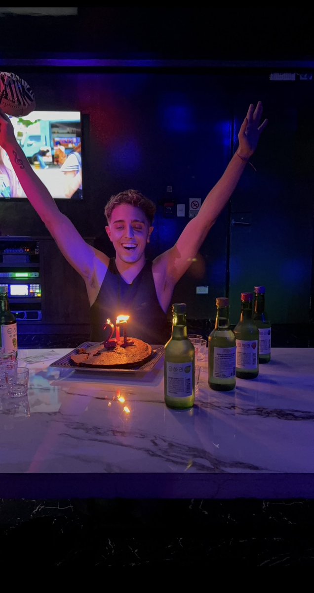 latiasebi's tweet photo. Holaaaa, estoy cumpliendo 27 añosss un día 27 🎂💋 https://t.co/7CN6k8uvzc