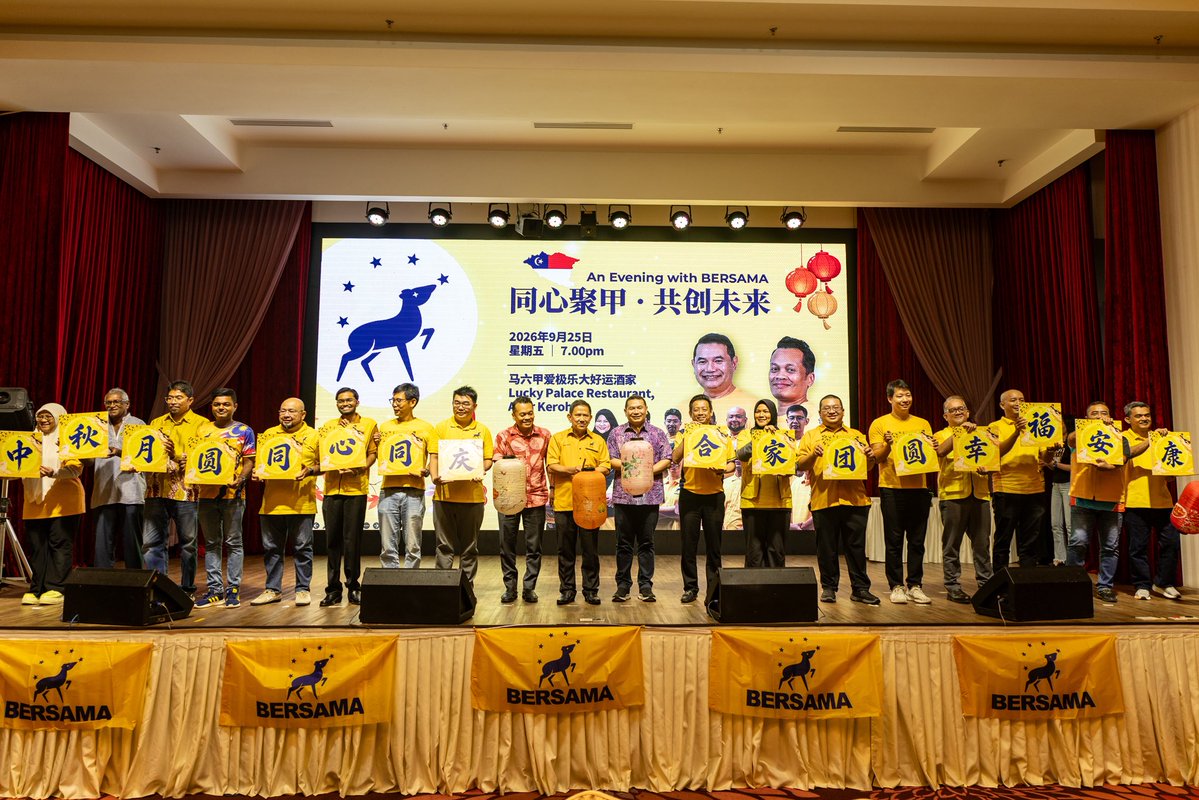 rafiziramli's tweet photo. 𝗞𝗘𝗠𝗣𝗘𝗡 𝗣𝗥𝗡 𝗠𝗘𝗟𝗔𝗞𝗔 𝗦𝗘𝗧𝗔𝗞𝗔𝗧 𝗜𝗡𝗜

Saya berterima kasih kepada Dato’ Gue Teck (salah seorang penggerak utama BERSAMA di Melaka, mantan ADUN Klebang) yang membimbing 16 calon BERSAMA di Melaka setakat ini.

Atas usaha bersama, calon-calon yang muda dan tiada pengalaman politik ini berjaya menganjurkan satu majlis makan malam kutipan dana dengan masyarakat Cina di sekitar Melaka.

80 meja dijual dan sekitar 800 orang hadir, walaupun mereka hanya ada 3 minggu untuk menjual tiket-tiket.

Sukar untuk membaca cita rasa pengundi sekarang, terutamanya pengundi Cina.

Namun, sambutan yang diberikan pada hari Jumaat lalu memberi semangat kepada BERSAMA untuk terus menjadi suara rakyat yang tidak berpihak mengikut kepentingan politik.

Apa yang salah, kami sebut. Cadangan yang menjamin masa depan generasi akan datang, tidak kira siapa yang berkuasa, kami sebut.

Hikmah bermula semula dari bawah ialah kita ditemukan dengan rakyat Malaysia yang betul-betul percaya kepada keikhlasan tanpa balasan untuk membina Malaysia yang lebih baik untuk anak cucu kita.

Kenduri BERSAMA, Sukan BERSAMA dan aktiviti lain yang dibuat tanpa gagal setiap minggu (selain ceramah-ceramah), menemukan kita dengan rakyat biasa yang hanya ingin menyumbang demi masa depan.

Saya berharap momentum ini dikekalkan.

Bagi rakyat Malaysia yang berkongsi hasrat ini, anda boleh menyumbang kepada kempen BERSAMA untuk PRN Melaka.

Tiket-tiket untuk majlis kutipan dana #WeFund Melaka pada 3 Oktober di IDCC Shah Alam boleh dibeli di https://t.co/6vXmDO7QDX, klik Acara dan pilih #WeFund Melaka.

Atau anda boleh menyumbang secara crowdfunding di akaun Parti BERSAMA Malaysia, CIMB 86 0650240 9