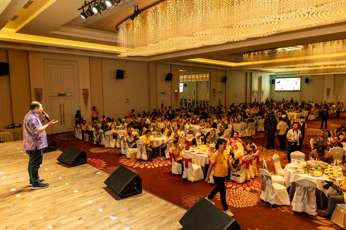 rafiziramli's tweet photo. 𝗞𝗘𝗠𝗣𝗘𝗡 𝗣𝗥𝗡 𝗠𝗘𝗟𝗔𝗞𝗔 𝗦𝗘𝗧𝗔𝗞𝗔𝗧 𝗜𝗡𝗜

Saya berterima kasih kepada Dato’ Gue Teck (salah seorang penggerak utama BERSAMA di Melaka, mantan ADUN Klebang) yang membimbing 16 calon BERSAMA di Melaka setakat ini.

Atas usaha bersama, calon-calon yang muda dan tiada pengalaman politik ini berjaya menganjurkan satu majlis makan malam kutipan dana dengan masyarakat Cina di sekitar Melaka.

80 meja dijual dan sekitar 800 orang hadir, walaupun mereka hanya ada 3 minggu untuk menjual tiket-tiket.

Sukar untuk membaca cita rasa pengundi sekarang, terutamanya pengundi Cina.

Namun, sambutan yang diberikan pada hari Jumaat lalu memberi semangat kepada BERSAMA untuk terus menjadi suara rakyat yang tidak berpihak mengikut kepentingan politik.

Apa yang salah, kami sebut. Cadangan yang menjamin masa depan generasi akan datang, tidak kira siapa yang berkuasa, kami sebut.

Hikmah bermula semula dari bawah ialah kita ditemukan dengan rakyat Malaysia yang betul-betul percaya kepada keikhlasan tanpa balasan untuk membina Malaysia yang lebih baik untuk anak cucu kita.

Kenduri BERSAMA, Sukan BERSAMA dan aktiviti lain yang dibuat tanpa gagal setiap minggu (selain ceramah-ceramah), menemukan kita dengan rakyat biasa yang hanya ingin menyumbang demi masa depan.

Saya berharap momentum ini dikekalkan.

Bagi rakyat Malaysia yang berkongsi hasrat ini, anda boleh menyumbang kepada kempen BERSAMA untuk PRN Melaka.

Tiket-tiket untuk majlis kutipan dana #WeFund Melaka pada 3 Oktober di IDCC Shah Alam boleh dibeli di https://t.co/6vXmDO7QDX, klik Acara dan pilih #WeFund Melaka.

Atau anda boleh menyumbang secara crowdfunding di akaun Parti BERSAMA Malaysia, CIMB 86 0650240 9