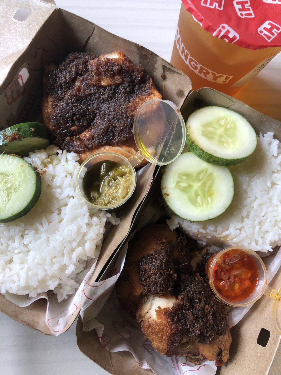 bsrhhhema's tweet photo. ga pernah bosen klo di suruh mam ayam mak dura! top tier ayam bumbu hitam yg besttt. met maksii semuaaa! https://t.co/TUmjLPrFVQ