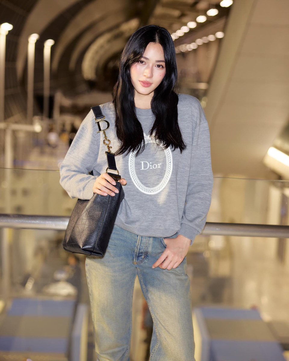 lingling_fans's tweet photo. Lingling Kwong makes #Dior feel personal. The clothes may carry the identity of the house, but the way she wears them tells a story that belongs to her. 🤍 

#LinglingKwong 
#LingOrmDiorSummer27
#DiorSummer27 #PFW
@linglingsirilak @Dior https://t.co/akG66kBG7d