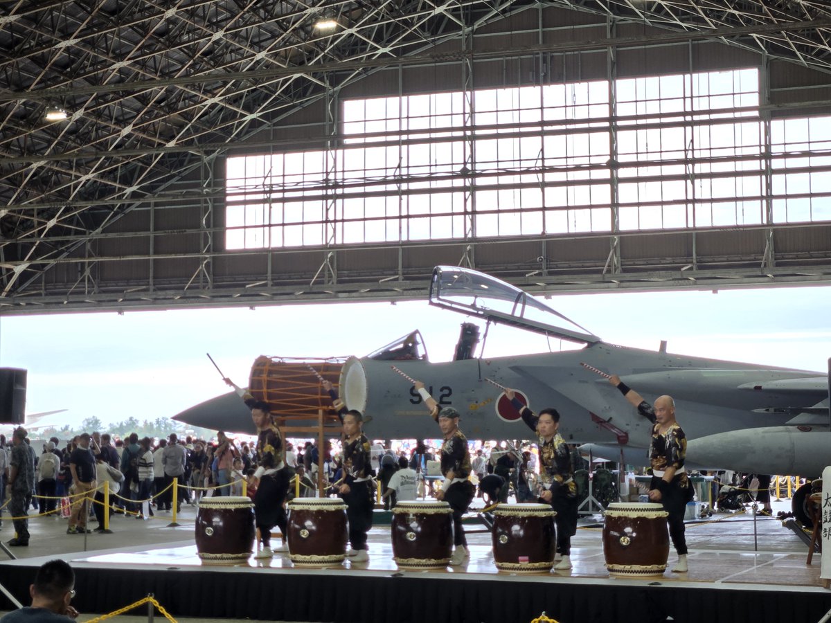 saechika0728's tweet photo. #自衛太鼓
だいぶ前に代々木でやった自衛隊音楽祭に行ったことがあり、そこで全国各部隊の太鼓を聞きめちゃトリハダでした��日頃の訓練に加えて練習は大変だと思いますが、かっこいい和太鼓にホレボレしました🥰
#小松基地航空祭
#小松基地太鼓部 https://t.co/7JG8JtpRzx