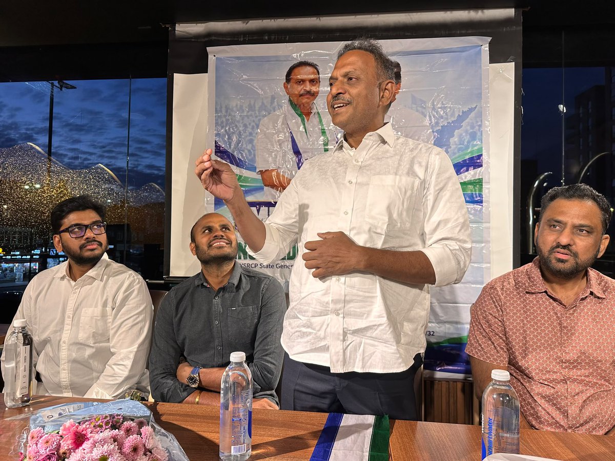 ImSVSatishReddy's tweet photo. లండన్ పర్యటనలో భాగంగా నిన్న వైఎస్సార్‌సీపీ శ్రేణులను ఆత్మీయంగా కలుసుకోవడం జరిగింది.
ఈ సందర్భంగా పార్టీ నాయకులు, కార్యకర్తలతో పలు అంశాలపై చర్చించడం జరిగింది.
విదేశాల్లో ఉన్నప్పటికీ పార్టీ పట్ల వారు చూపిస్తున్న అభిమానం, అంకితభావం అభినందనీయం.
ఈ ఆత్మీయ సమయం ఎంతో ఆనందాన్ని కలిగించింది https://t.co/UHIZqBSGXw