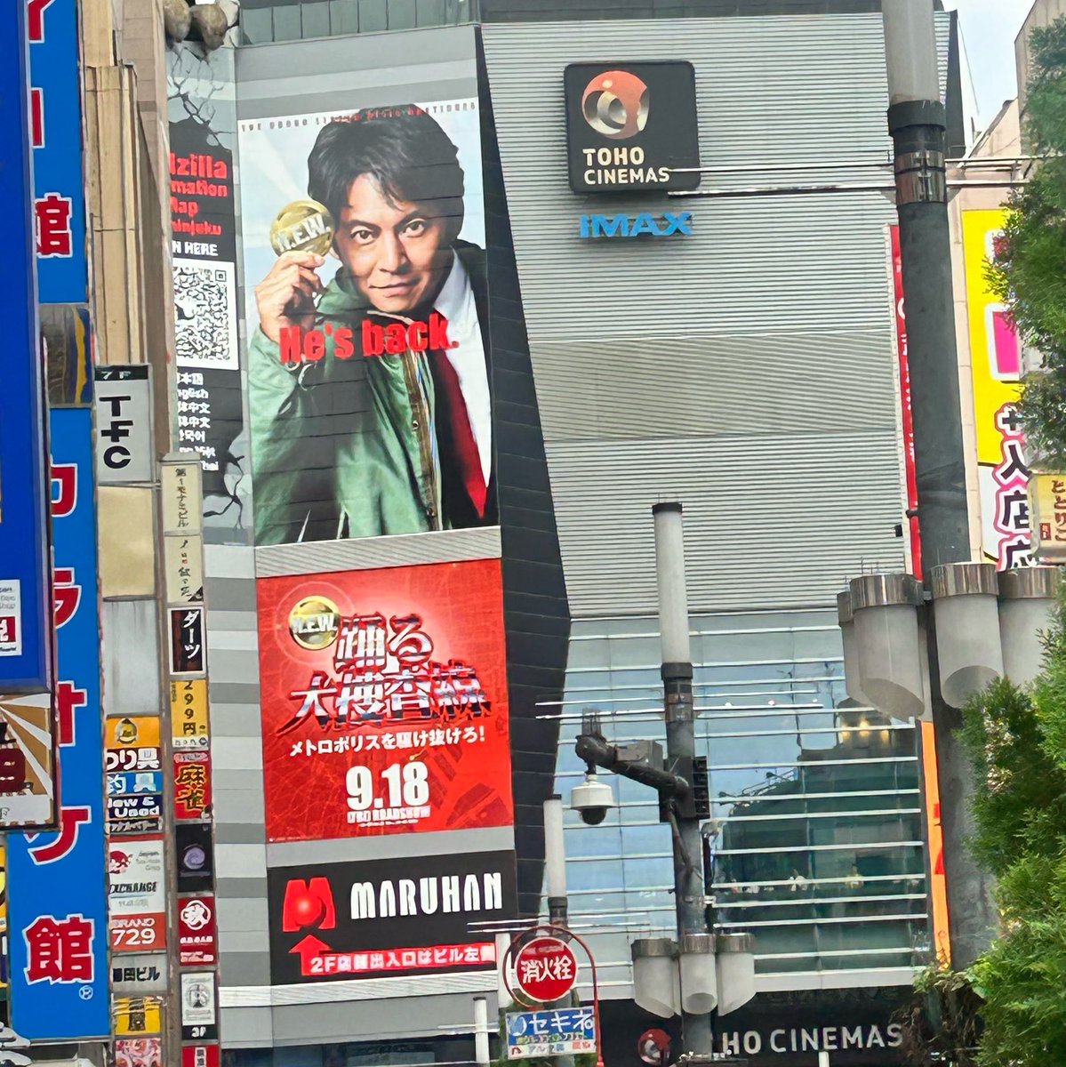effhps's tweet photo. 青島が新宿走ってるのを見たのでわざわざ新宿TOHOまで観に行きました
親の影響で踊るシリーズを一通り見てたので今作も楽しみだったのと、Xで酷評されまくってたのでどんなモノかと思ってましたが、全然めっちゃ面白かった
映画というかドラマのノリ、過去ネタのオンパレードでほぼ同窓会みたいな感じ https://t.co/MY7362J3pa
