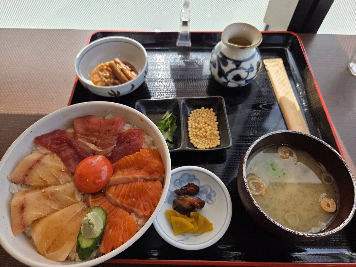 tomatopppooo's tweet photo. フェリー乗り場に昼ご飯を食べるためだけに行く系ヒカセン https://t.co/ORC8KXjTy1