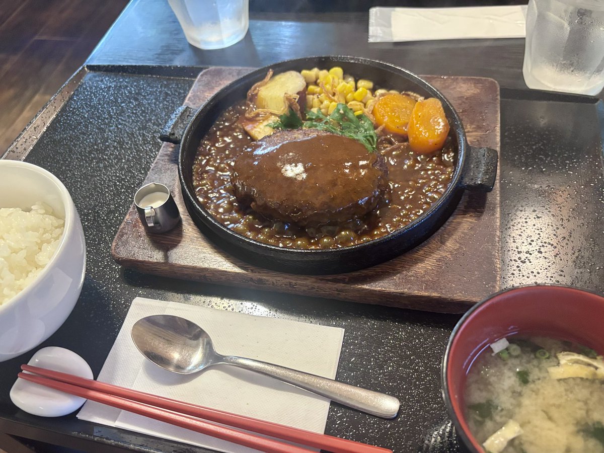 kaede_roza's tweet photo. お昼ご飯は道の駅萩往還の見蘭牛ダイニング玄。
少し並びましたが、店周りにはお土産屋や松陰記念館もあり苦ではなかったです。
和牛のルーツと言われる天然記念物の見島牛とその血統を受け継ぐ見蘭牛を使用。お肉美味しかったです。
見蘭牛コロッケをテイクアウトしたけど、こちらも美味でした(〃ω〃) https://t.co/8wTjrX5gQI