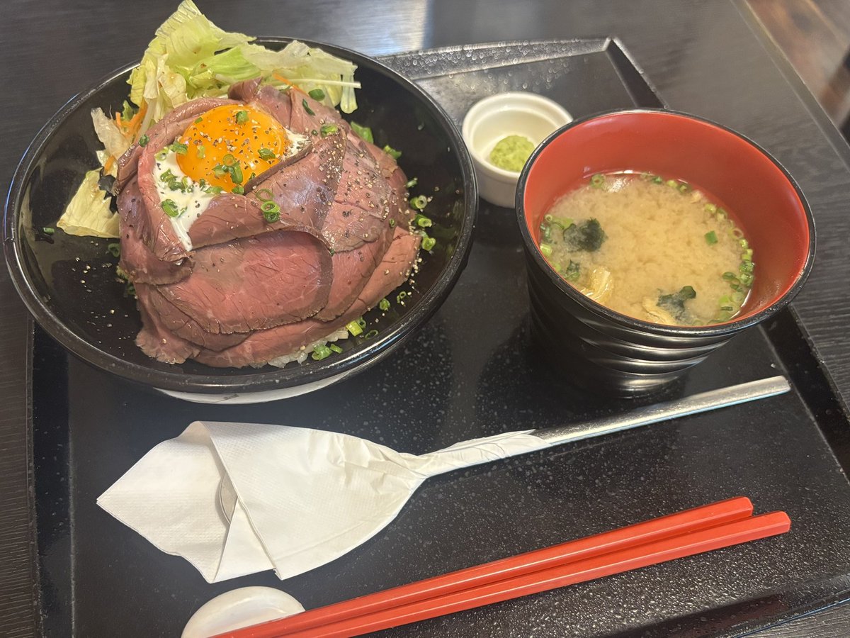 kaede_roza's tweet photo. お昼ご飯は道の駅萩往還の見蘭牛ダイニング玄。
少し並びましたが、店周りにはお土産屋や松陰記念館もあり苦ではなかったです。
和牛のルーツと言われる天然記念物の見島牛とその血統を受け継ぐ見蘭牛を使用。お肉美味しかったです。
見蘭牛コロッケをテイクアウトしたけど、こちらも美味でした(〃ω〃) https://t.co/8wTjrX5gQI