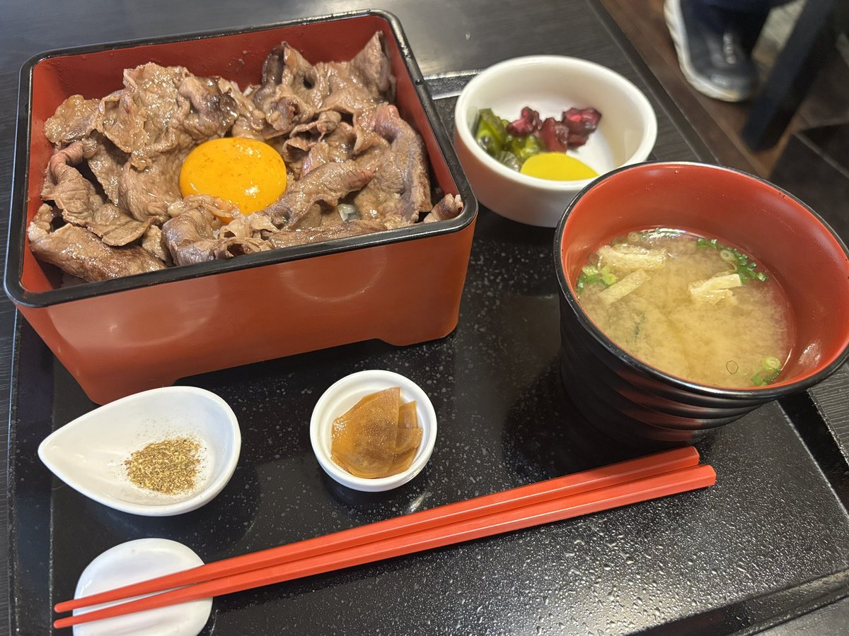 kaede_roza's tweet photo. お昼ご飯は道の駅萩往還の見蘭牛ダイニング玄。
少し並びましたが、店周りにはお土産屋や松陰記念館もあり苦ではなかったです。
和牛のルーツと言われる天然記念物の見島牛とその血統を受け継ぐ見蘭牛を使用。お肉美味しかったです。
見蘭牛コロッケをテイクアウトしたけど、こちらも美味でした(〃ω〃) https://t.co/8wTjrX5gQI