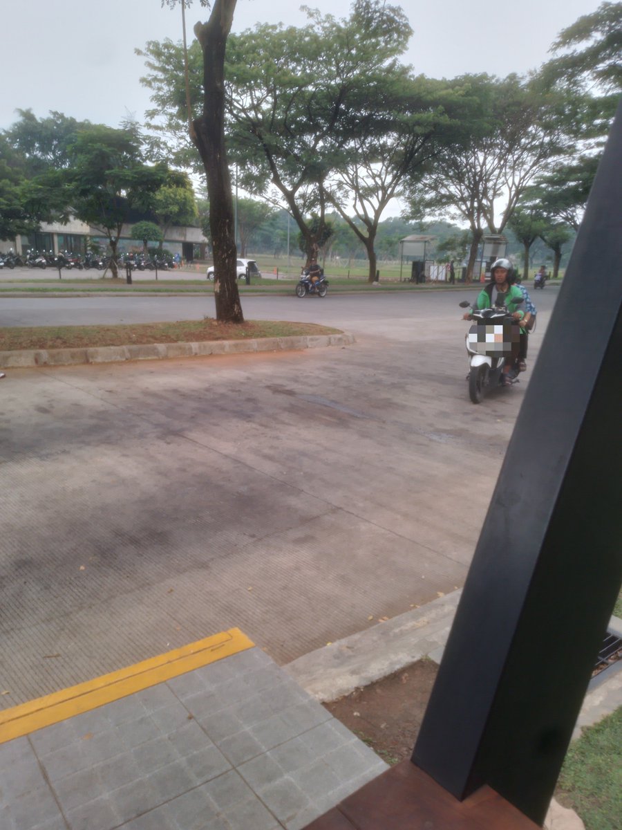 lenzzfourt's tweet photo. I'm late for the bus🥀 https://t.co/XKxhYLmuAG