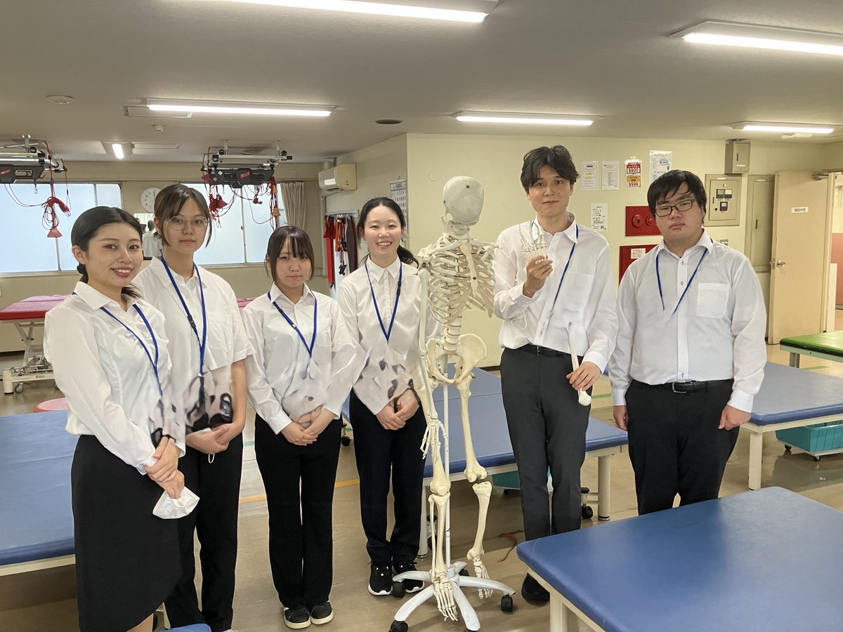 ClinPsyTais's tweet photo. 板橋中央総合病院に見学実習に行ってきました
学部３・4年生が、心理実習の授業で、板橋中央総合病院に伺いました。
大正大学修了後に精神科医師になられた片岡先生が指導してくださいました。
院内を見学させていただきながら、院内で信頼されながら様々な相談を受けるリエゾンの実際を学びました。 https://t.co/MLwCmdRnN5