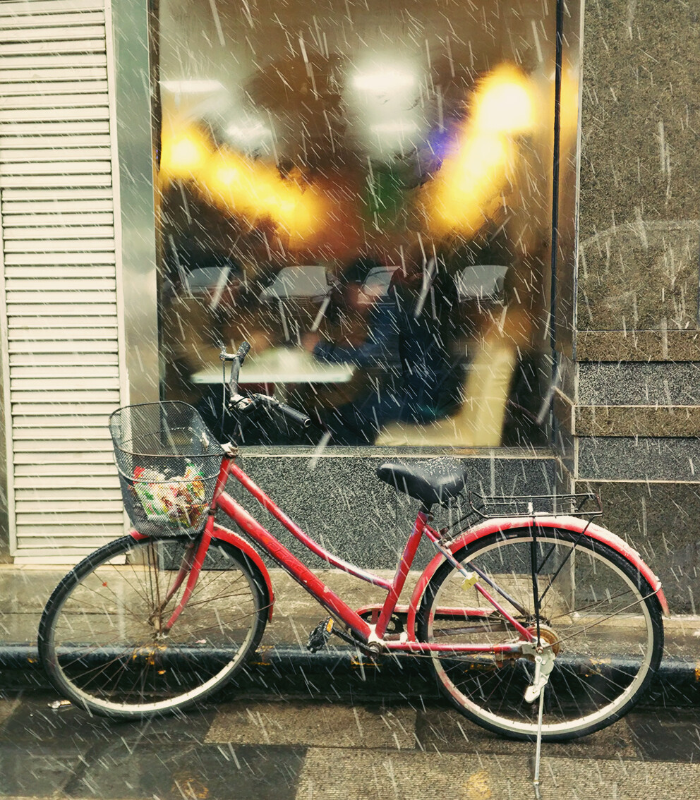 hongmax643971's tweet photo. Got caught in a light rain on the way home, and found this old bike propped by the wall—small street moments hit different. https://t.co/Q75zvJoqIW