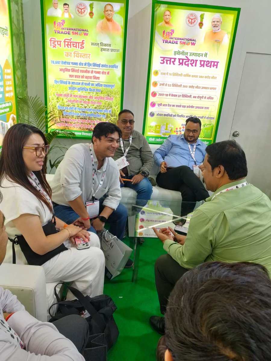 UPCane's tweet photo. यू.पी. इंटरनेशनल ट्रेड शो–2026 के चतुर्थ संस्करण में चीनी उद्योग एवं गन्ना विकास विभाग, उत्तर प्रदेश की स्टॉल पर विभागीय अधिकारियों, कर्मचारियों व वैज्ञानिकों द्वारा प्रतिभाग किया गया। 
    इस दौरान स्टॉल की प्रचार-प्रसार व्यवस्था, मीडिया समन्वय, विभागीय उपलब्धियों एवं योजनाओं का आधिकारिक प्रस्तुतीकरण तथा आगंतुकों से समन्वय में सक्रिय भूमिका निभाई जा रही है।। आयोजन के माध्यम से प्रदेश के चीनी उद्योग, गन्ना विकास, अनुसंधान, तकनीकी नवाचार एवं कृषक-केंद्रित योजनाओं को व्यापक स्तर पर प्रभावी ढंग से प्रस्तुत किया जा रहा है ।
@UPGovt 
@CMOfficeUP 
@InfoDeptUP 
@upcane