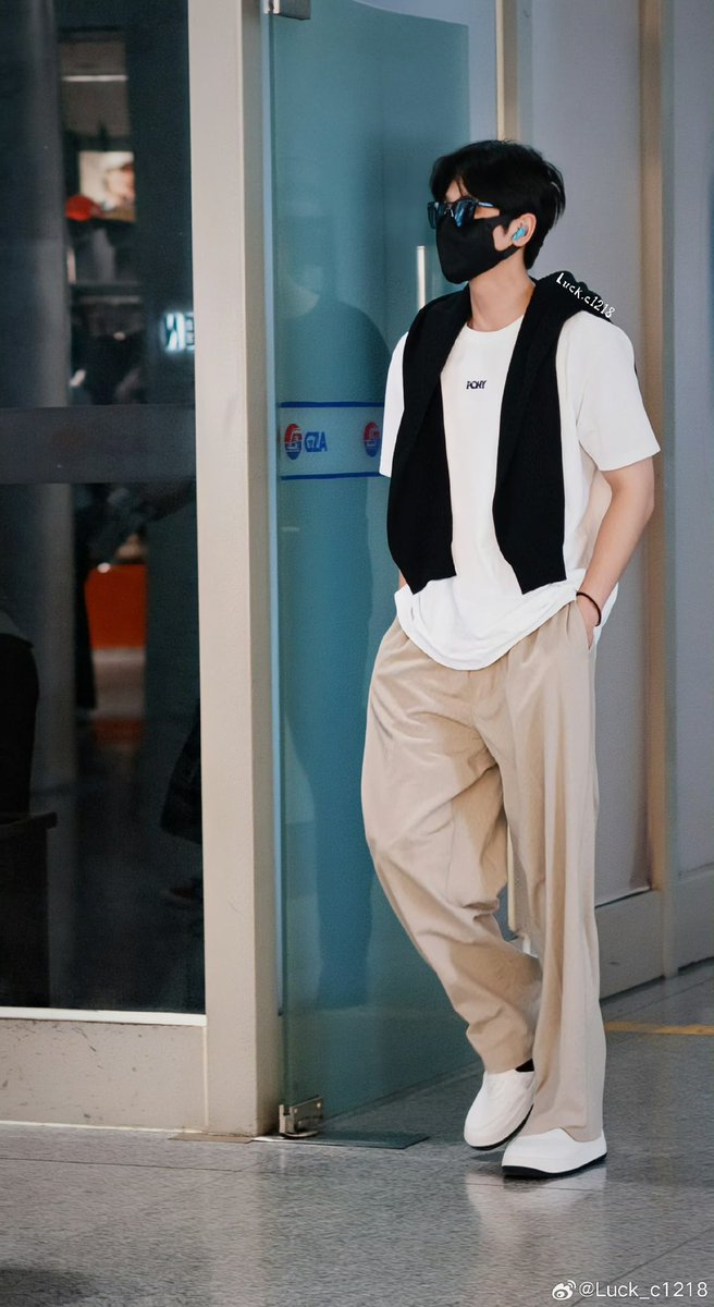 1812lllllleiiii's tweet photo. หอมกลิ่นแฟนหนุ่มมากกกก หล่อทับจิตทับใจ🙂‍↔️

#เฉิงเหล่ย #ChengLei https://t.co/VHKDO1oqXX