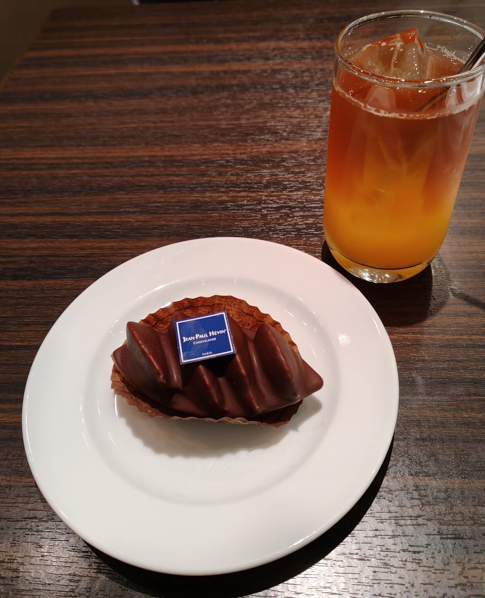 yosyhum's tweet photo. ジャン・ポール＝エヴァン
テュラン
タルトの中は栗🌰のムースとカシス　ほのかに香るラム酒が👍️ https://t.co/Vr9LELgho5