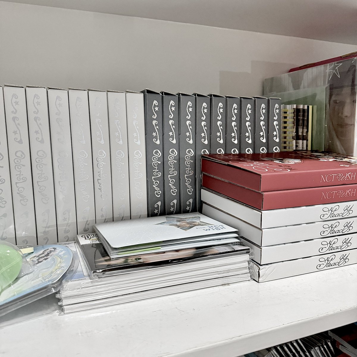 carxhyle's tweet photo. the amount of albums ognfogl ??? I have decluttered half of it as well >< https://t.co/TKP0WDnqj4
