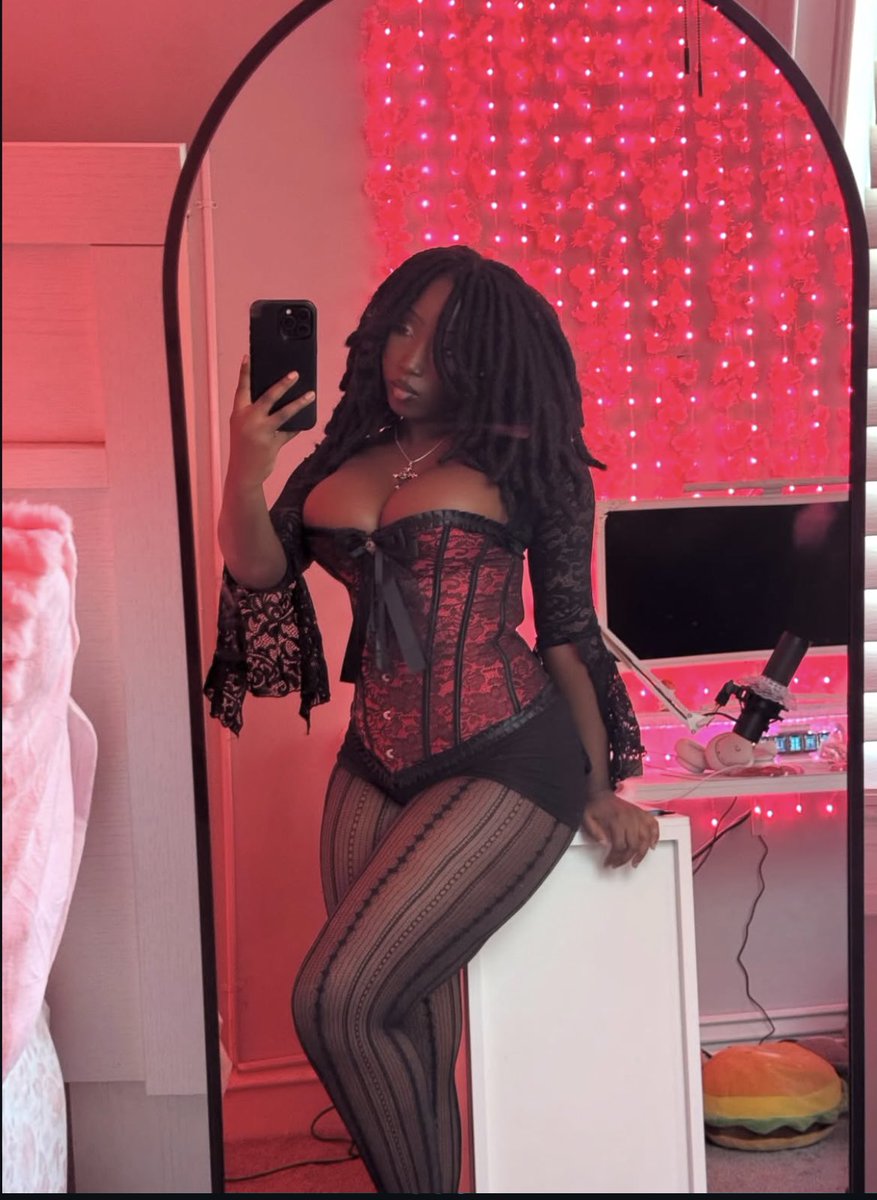 chocolategurl59's tweet photo. The fit understood the assignment. 🥵 https://t.co/vD7xHgoGkX