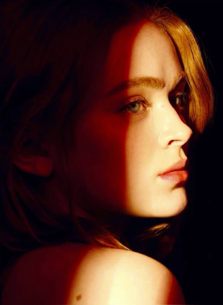 leosadiesink's tweet photo. OMG. The profile. The nose. The jawline https://t.co/una4Rvawul