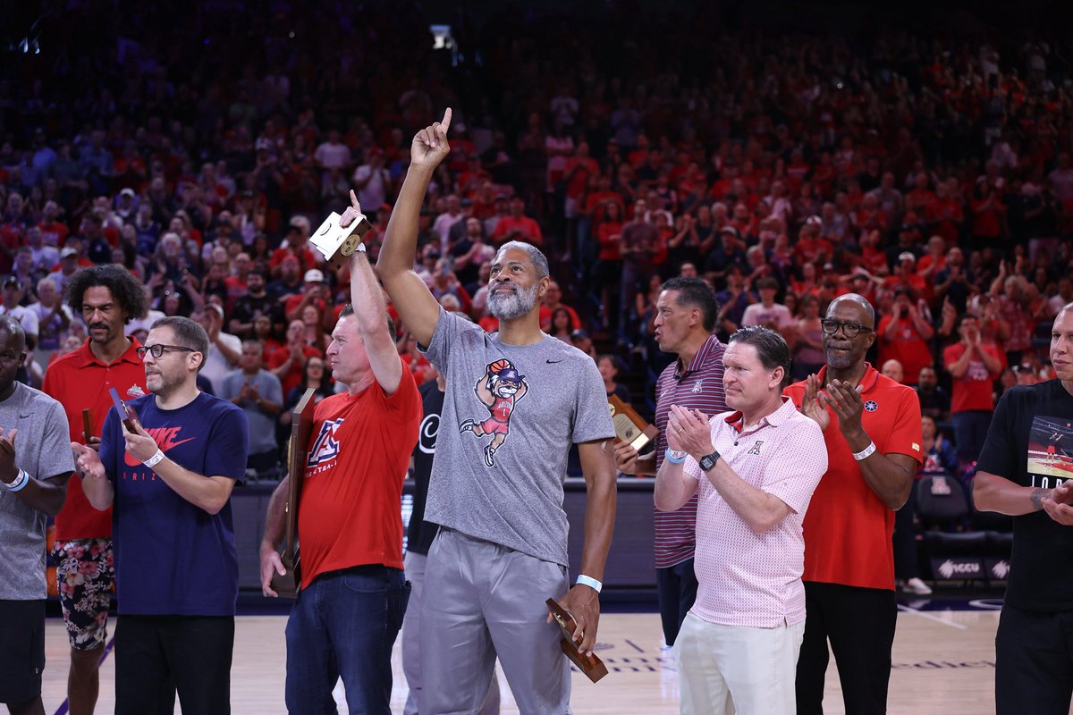 ArizonaMBB's tweet photo. 30 years never looked so good

It was an honor to have the members of the 1996-97 national championship team back this weekend. https://t.co/JTZcipi30k
