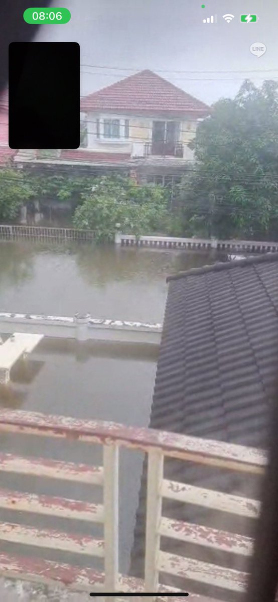 Ynnpich's tweet photo. 📢 ขอความช่วยเหลือค่ะ ต้องการเรืออพยพใครมีเบอร์ติดต่อทักมาทีนะคะ น้ำจะ2เมตรแล้วค่ะ 🙏🏻🙏🏻 (ขออนุญาตใช้แท้กพี่ดารานะคะเราหมดหนทาง😭🙏🏻)
#น้ำท่วม #อุทกภัย #TeeTeePor https://t.co/1DkMvRh0gL