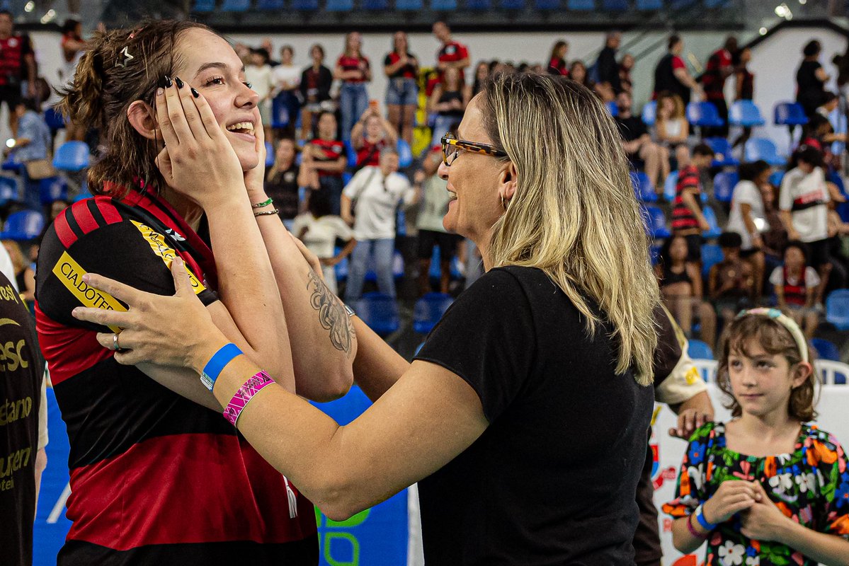 TimeFlamengo's tweet photo. DE FÃ A CAMPEÃ! 🥹🏐

Mikaela encontrou Fabi, ex-jogadora e uma de suas maiores ídolas, na noite do título da Copa SuperVôlei! Um encontro especial que a gente registrou em foto e vídeo pra vocês viverem junto com ela. ❤️🖤

#SescRJFlamengo #FlaVôlei https://t.co/EIrZsh1b0x