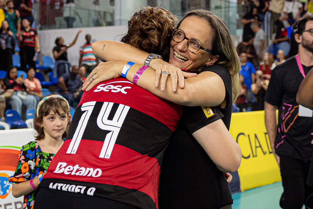 TimeFlamengo's tweet photo. DE FÃ A CAMPEÃ! 🥹🏐

Mikaela encontrou Fabi, ex-jogadora e uma de suas maiores ídolas, na noite do título da Copa SuperVôlei! Um encontro especial que a gente registrou em foto e vídeo pra vocês viverem junto com ela. ❤️🖤

#SescRJFlamengo #FlaVôlei https://t.co/EIrZsh1b0x