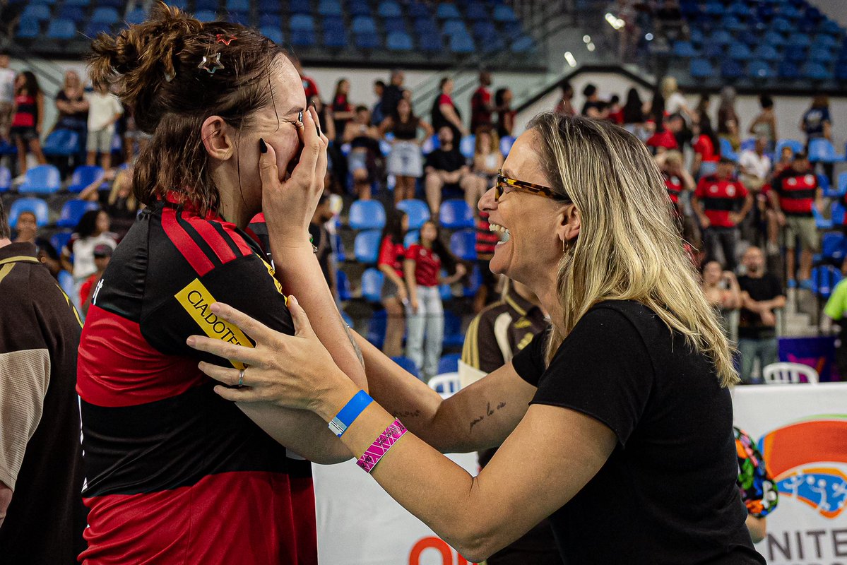 TimeFlamengo's tweet photo. DE FÃ A CAMPEÃ! 🥹🏐

Mikaela encontrou Fabi, ex-jogadora e uma de suas maiores ídolas, na noite do título da Copa SuperVôlei! Um encontro especial que a gente registrou em foto e vídeo pra vocês viverem junto com ela. ❤️🖤

#SescRJFlamengo #FlaVôlei https://t.co/EIrZsh1b0x