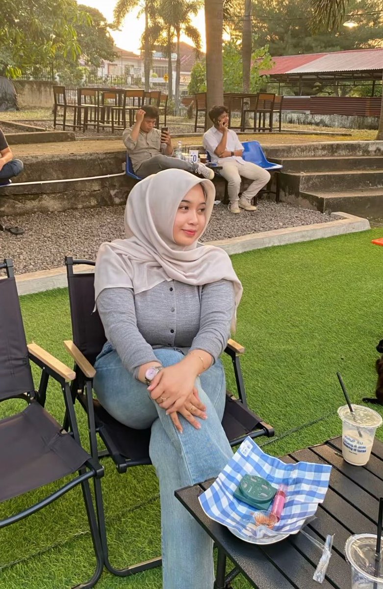 lalaf0r's tweet photo. emak emak izin centill hahaha😂 https://t.co/0O3wsMTDpM