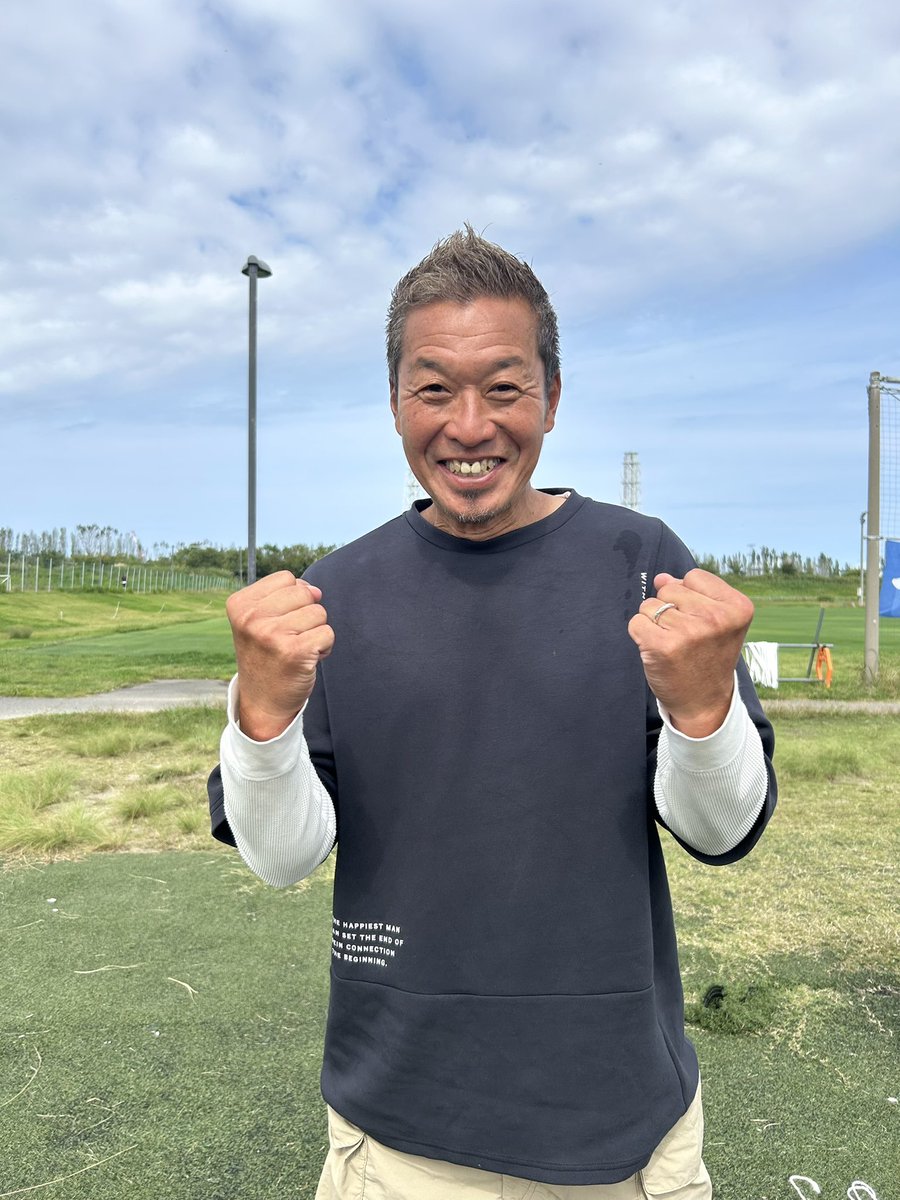 JurakuFukui12's tweet photo. 藤吉前監督も試合を見守ります💪 https://t.co/LoH51fqzOh