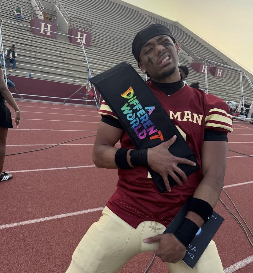 meloismone's tweet photo. i love my quarterback https://t.co/MDRiU7wGzY
