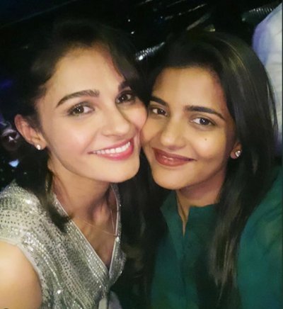 starpicsx's tweet photo. @rizzbruh77 Andrea Jeremiah and Aishwarya Rajesh. https://t.co/0k7TgSKD37