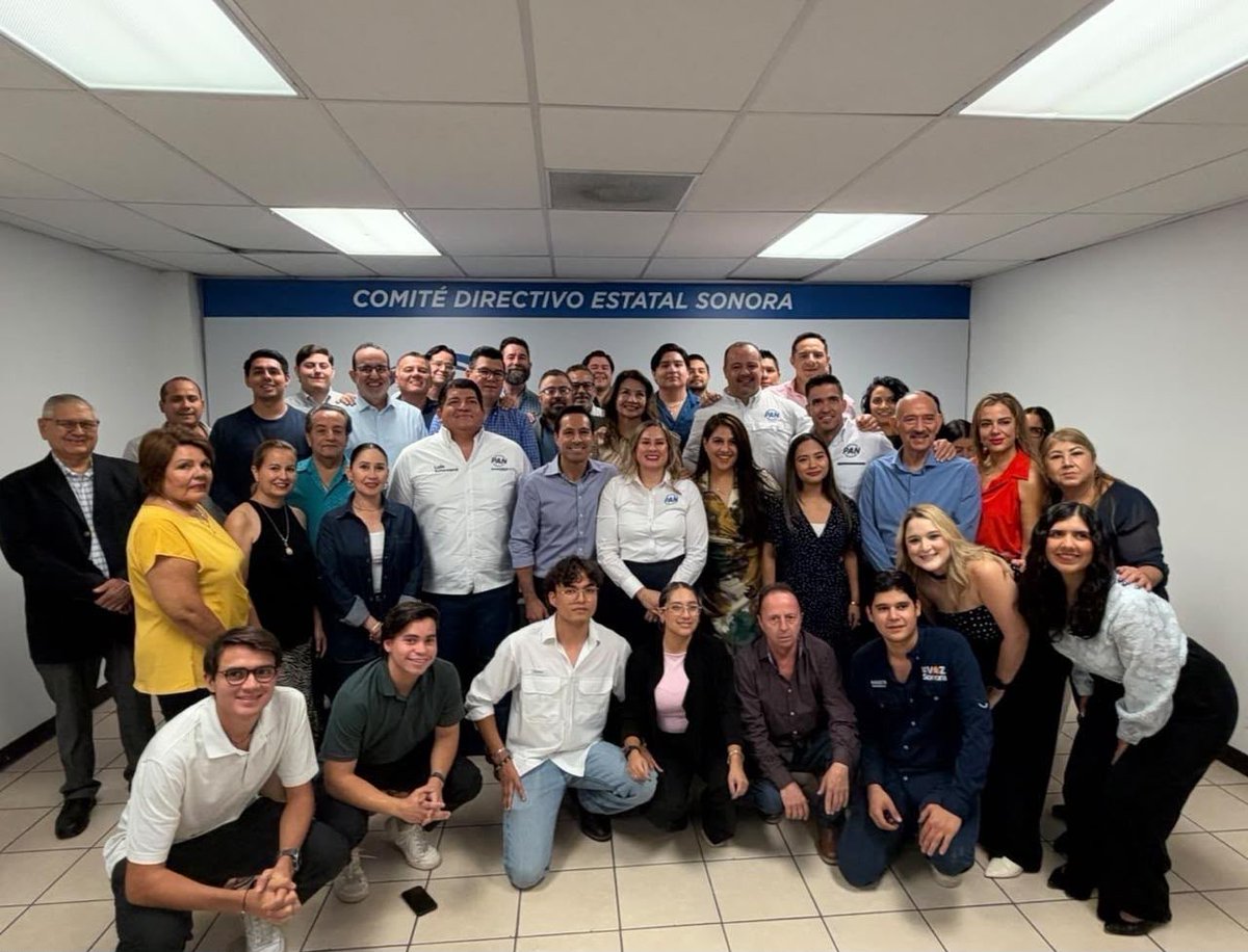 AccionNacional's tweet photo. ¡Escuchar también es construir soluciones! 🇲🇽

Durante una visita a Hermosillo, el senador @MauVila sostuvo encuentros con el @PANporSonora y con @CanacintraHmo para dialogar sobre los retos del estado y escuchar las necesidades de quienes generan empleo y desarrollo.

Desde Acción Nacional seguimos impulsando espacios de diálogo que acerquen las voces de la ciudadanía a las #SolucionesParaMéxico.

#PatriaFamiliaYLibertad