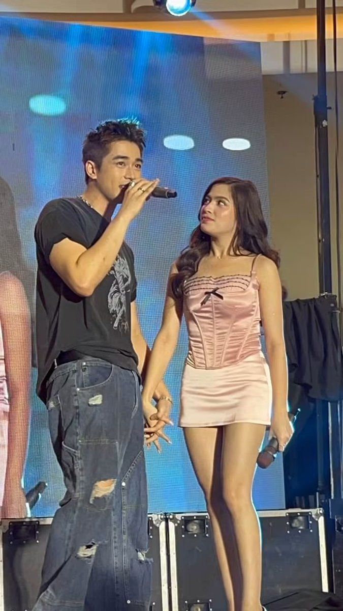 graceeo22's tweet photo. Saan ang tingin, Alexa? 👀💗 https://t.co/qs4I23BjsD
